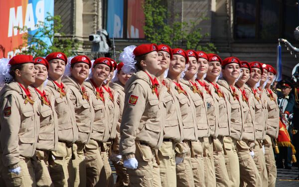 Grupo feminino do movimento juvenil patriótico-militar Yunarmia passa pela Praça Vermelha durante a 73ª Parada da Vitória, na Praça Vermelha, em 9 de maio de 2018 - Sputnik Brasil