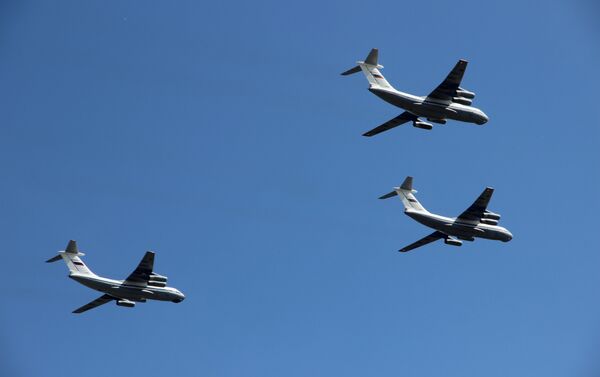Três aviões de transporte modernizados Il-76MD participam da parte aérea da 73ª Parada da Vitória, na Praça Vermelha, em 9 de maio de 2018 - Sputnik Brasil