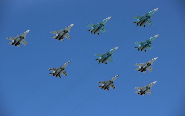Grupo de aeronaves táticas, composto por bombardeiros Su-34, caças Su-30 e Su-35S, participa da parte aérea da 73ª Parada da Vitória, na Praça Vermelha, em 9 de maio de 2018 - Sputnik Brasil