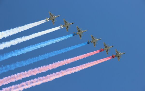 Seis aviões de ataque Su-25 tingem o céu com as cores da bandeira russa durante a parte aérea da 73ª Parada da Vitória, na Praça Vermelha, em 9 de maio de 2018 - Sputnik Brasil