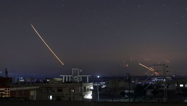 Fogo do míssil visível sobre a cidade síria de Daraa, 10 de maio - Sputnik Brasil