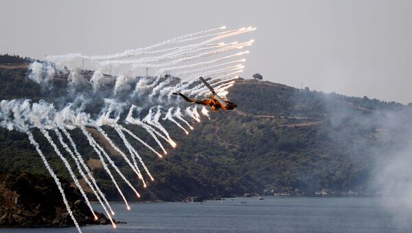 Helicóptero das Forças Armadas da Turquia participa de treinamento de fogos reais durante o Exercício Militar EFES 2018 perto da cidade portuária de Izmir no mar Egeu, Turquia, 10 de maio de 2018 - Sputnik Brasil