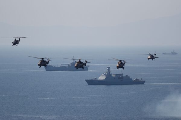 Helicópteros militares sobrevoam navios - Sputnik Brasil