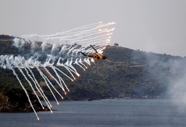 Helicóptero das Forças Armadas da Turquia participa de treinamento de fogos reais durante o exercício militar EFES 2018 - Sputnik Brasil