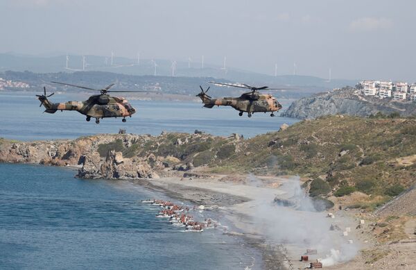 Manobras militares turcas perto da cidade portuária de Izmir, no mar Egeu - Sputnik Brasil