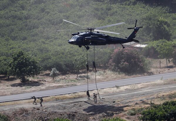 Helicóptero militar sobrevoando a região durante as manobras militares, 10 de maio de 2018 - Sputnik Brasil