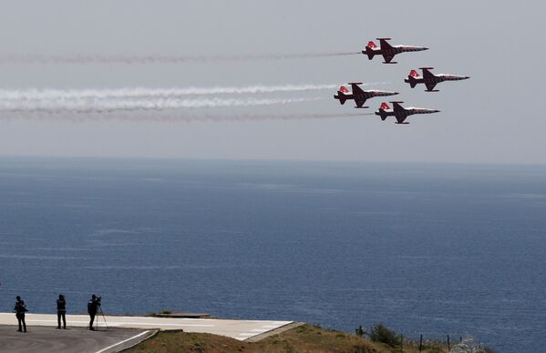Força Aérea da Turquia executa manobras militares durante o exercício militar EFES 2018, perto da cidade portuária de Izmir no mar Egeu, Turquia, 10 de maio de 2018 - Sputnik Brasil