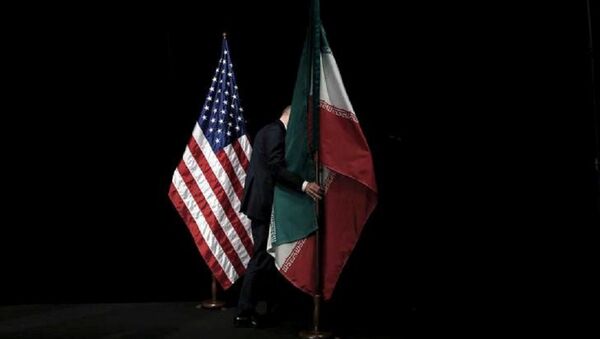 A staff member removes the Iranian flag from the stage after a group picture with foreign ministers and representatives of the U.S., Iran, China, Russia, Britain, Germany, France and the European Union during the Iran nuclear talks at the Vienna International Center in Vienna, Austria July 14, 2015 - Sputnik Brasil