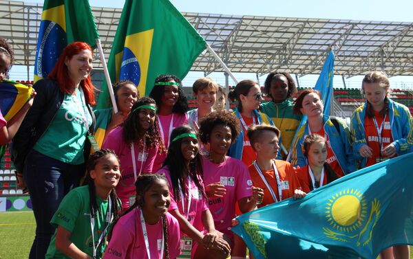 Equipe feminina brasileira posa para foto com o time cazaque na Street Child World Cup 2018 - Sputnik Brasil