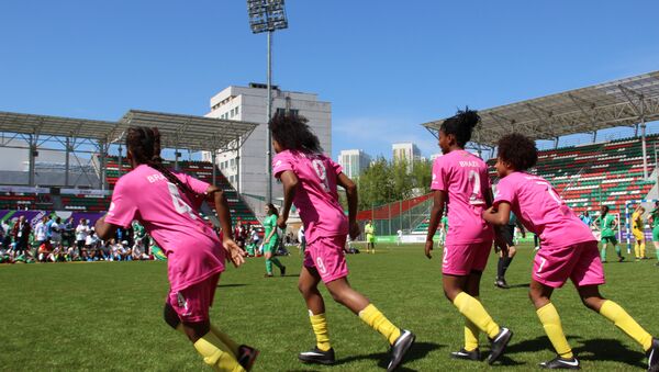 Jogadoras da equipe feminina brasileira durante o amistoso com a Rússia na Street Child World Cup 2018 - Sputnik Brasil