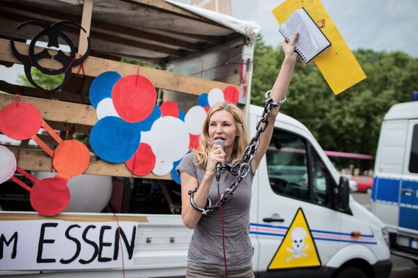 Participante de protesto contra os alimentos trasgênicos durante a minifestação em Berlim. - Sputnik Brasil