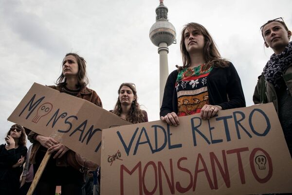 Participantes do protesto contra a Monsanto Co em Berlim. As ativistas manifestam-se contra os alimentos transgênicos. - Sputnik Brasil