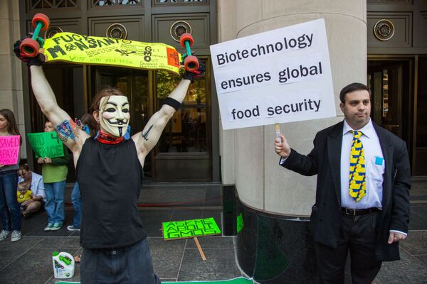 Participantes de protesto contra os alimentos trasgênicos durante a minifestação em Washington. - Sputnik Brasil