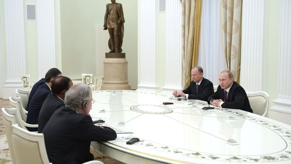 Vladimir Putin durante encontro com representantes dos BRICS responsáveis pela segurança, em 26 de maio de 2015. - Sputnik Brasil