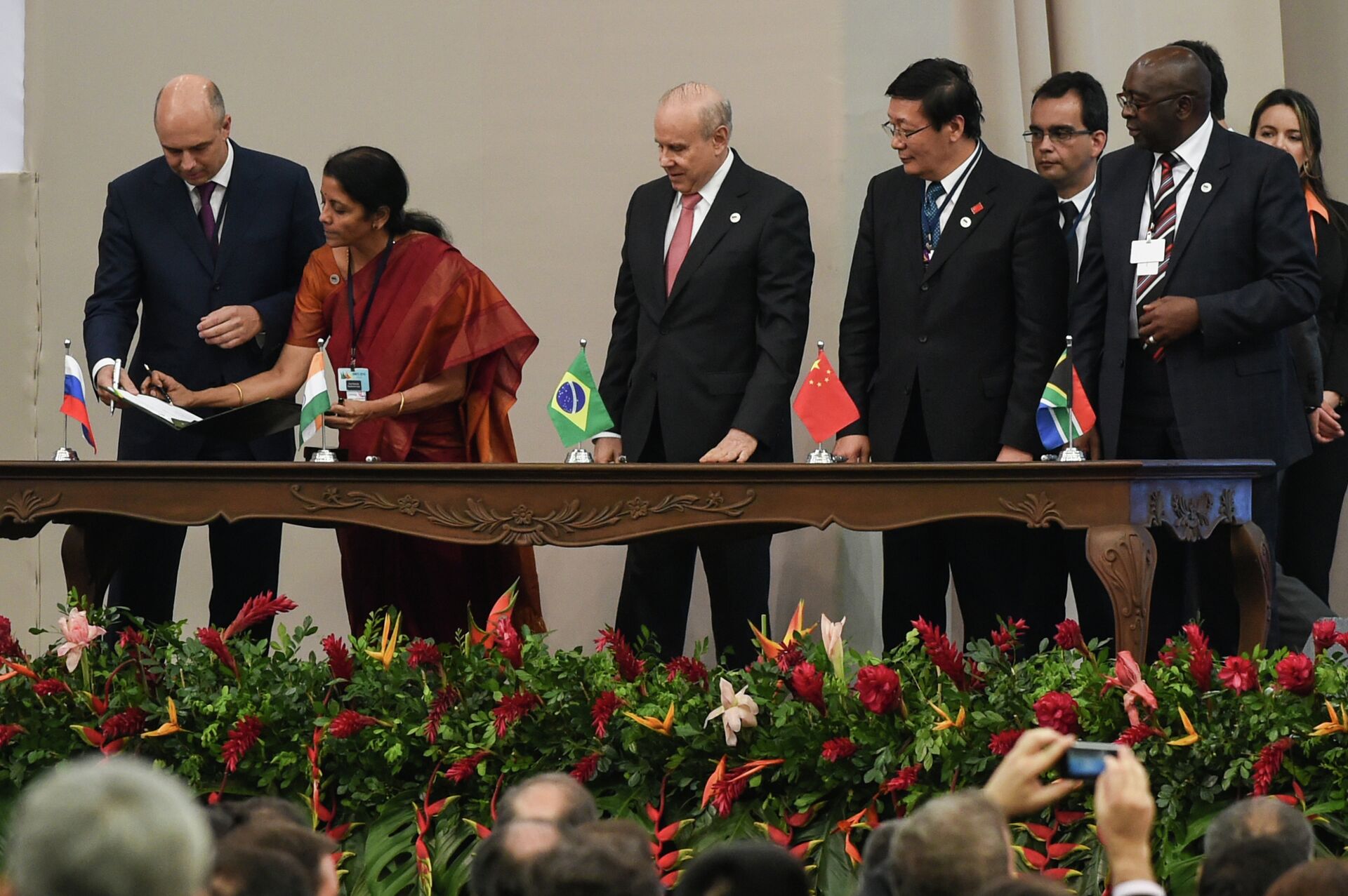 Delegados dos BRICS em cerimônia de assinatura do acordo de criação do Novo Banco de Desenvolvimento (NBD), em 15 de julho de 2014, na cidade brasileira de Fortaleza - Sputnik Brasil, 1920, 12.04.2023