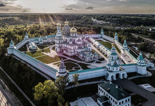 Um mosteiro masculino ortodoxo após a restauração na cidade de Istra, nos arredores de Moscou - Sputnik Brasil