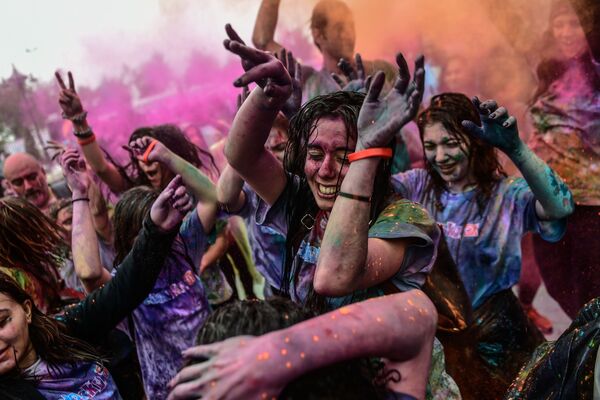 Pessoas dançam durante o festival de cores em Istambul, em 6 de maio de 2018 - Sputnik Brasil