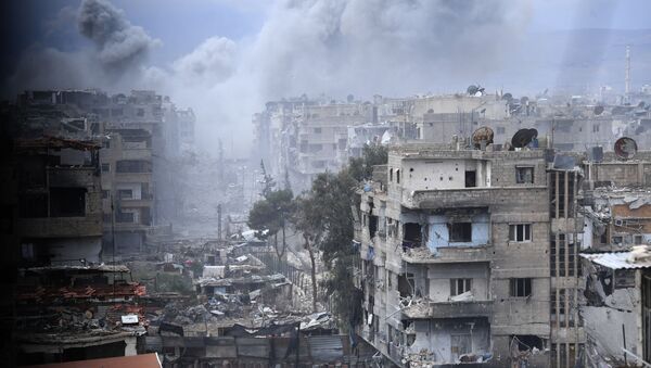 Edifícios desmoronados perto do antigo campo de refugiados palestinos de Yarmouk, nos arredores de Damasco - Sputnik Brasil