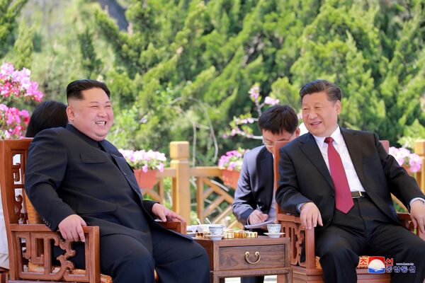 Líder norte-coreano, Kim Jong-un, e seu homólogo chinês, Xi Jingping, durante uma reunião bilateral na China, em 9 de maio de 2018 - Sputnik Brasil