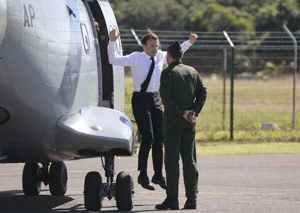 Presidente francês, Emmanuel Macron, pula do helicóptero ao chegar a Nova Caledônia, em 5 de maio de 2018 - Sputnik Brasil