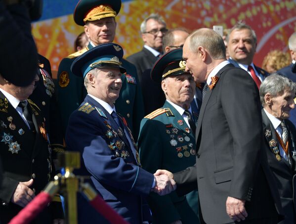 Vladimir Putin felicita os veteranos durante a Parada da Vitória, na Praça Vermelha, em 9 de maio de 2018 - Sputnik Brasil