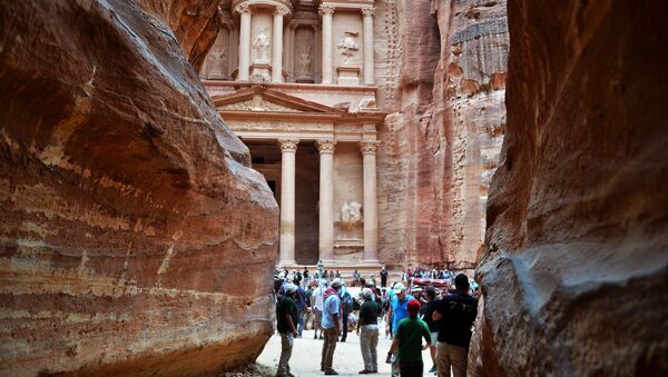 Turistas observam Al-Khazneh, um dos templos na antiga cidade de Petra, na Jordânia - Sputnik Brasil