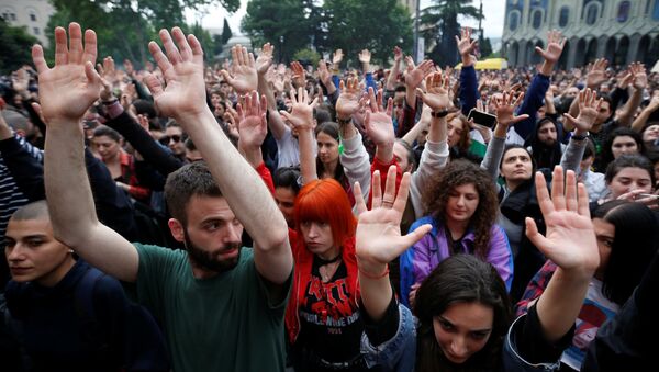 Manifestantes exigem saída do primeiro-ministro na Geórgia na capital Tbilisi. - Sputnik Brasil
