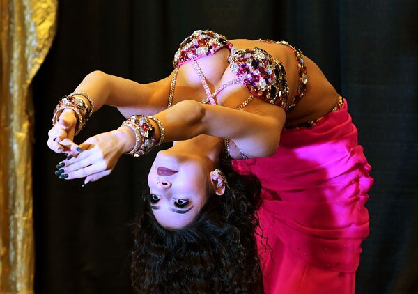 Kristina Mnoyan, dançarina do ventre russa, em uma competição na Califórnia, EUA - Sputnik Brasil