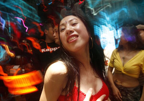 Professora de dança do ventre, Yi Hong, e seus alunos, descansam em um bar após as aulas, na China - Sputnik Brasil