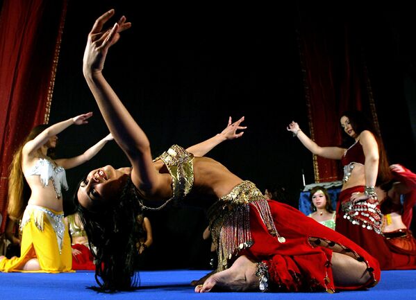 Dançarinas do ventre atuando durante uma competição internacional em Belgrado, na Sérvia - Sputnik Brasil