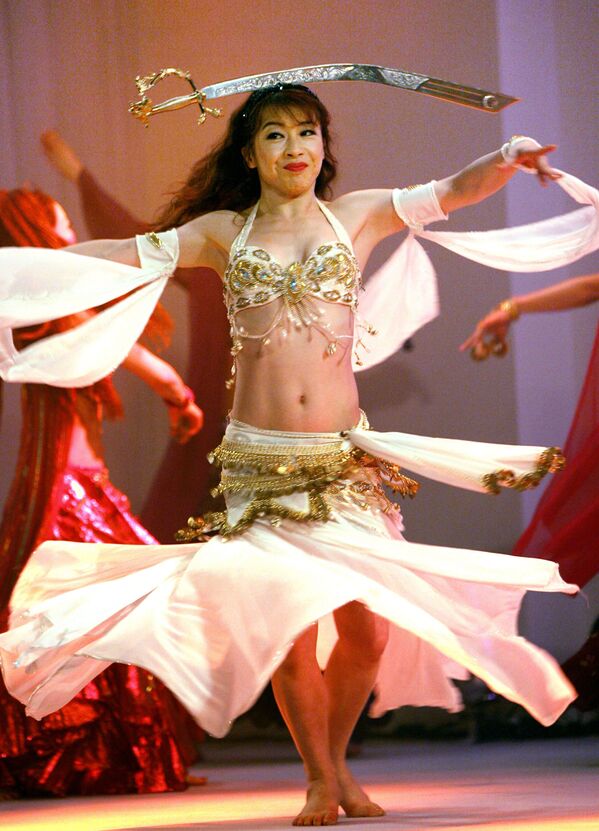 Treinadora da dança do ventre japonesa, Kayou Aoki, se apresenta durante uma coletiva de imprensa, em Tóquio - Sputnik Brasil