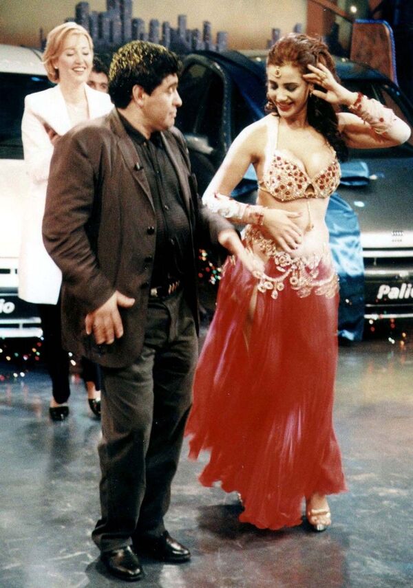 Jogador argentino Diego Maradona mostra suas capacidades de dançarino à dançarina Tanyeli, em Istanbul - Sputnik Brasil