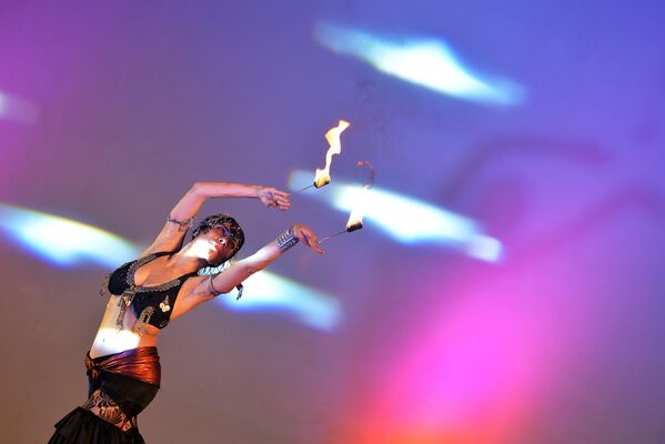 Menina faz show de dança do ventre durante o festival anual Hip-Nosis 2013, na Índia - Sputnik Brasil