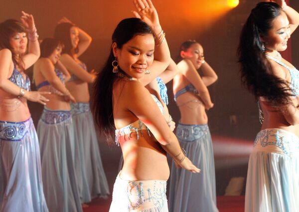 Vietnamitas do grupo Apsara Dance Studio fazem show de dança do ventre em Hanói, no Vietnã - Sputnik Brasil