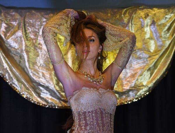 Dançarina do ventre polonesa Zaina compete no torneio anual Belly Dancer of the Universe Competition 2017, na Califórnia, nos EUA - Sputnik Brasil