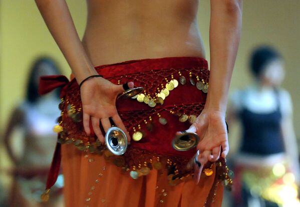 Mulheres indonésias em uma escola de dança do ventre, em Jakarta - Sputnik Brasil