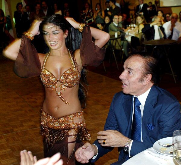 Ex-presidente argentino, Carlos Menem, junto com uma dançarina do ventre, em Santiago - Sputnik Brasil