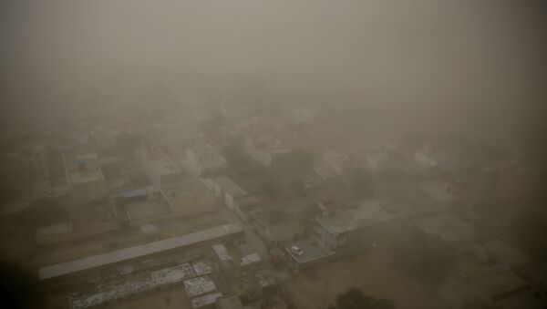 Tempestade de areia cobre a cidade de Noida, na Índia. - Sputnik Brasil