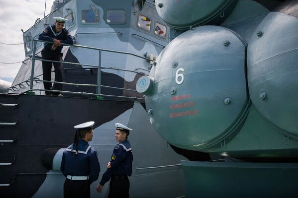 Marinheiros da Frota do Mar Negro durante exibição de navios de guerra dedicada ao 235º aniversário da Frota do Mar Negro em Sevastopol - Sputnik Brasil
