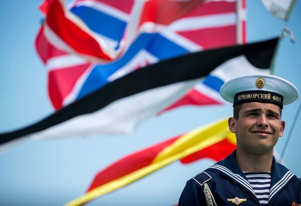 Um dos marinheiros durante o aniversário da Frota - Sputnik Brasil