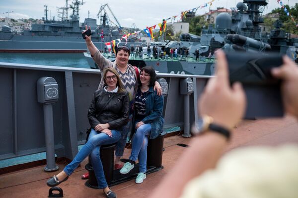 Visitantes se fotografando durante a exibição dos navios militares - Sputnik Brasil