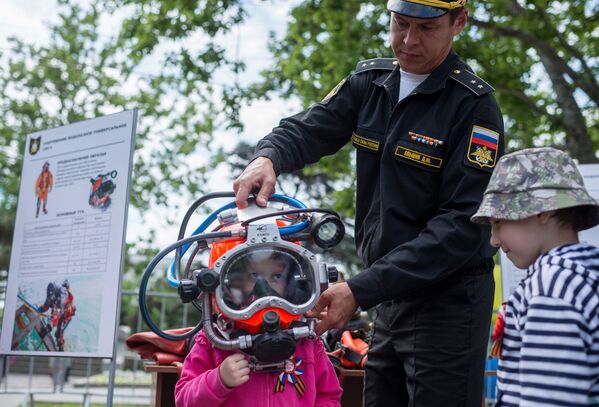 Menina testando um equipamento especial na exposição em Sevastopol - Sputnik Brasil