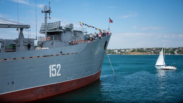 Um dos navios militares durante a comemoração dedicada ao 235º aniversário da Frota do Mar Negro - Sputnik Brasil