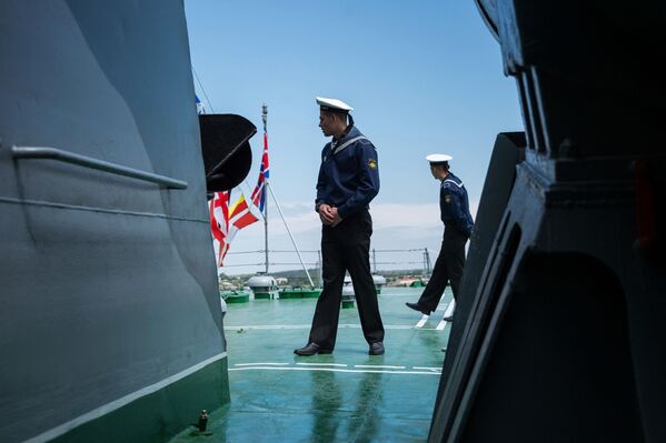 Tripulantes da Frota do Mar Negro durante a exibição de navios militares - Sputnik Brasil