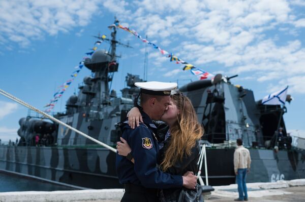 Um marinheiro com sua namorada durante a comemoração em Sevastopol - Sputnik Brasil