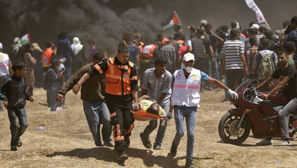 Confronto na fronteira perto da Faixa de Gaza deixa manifestante palestino ferido após ataque das forças israelenses em 14 de maio de 2018 - Sputnik Brasil