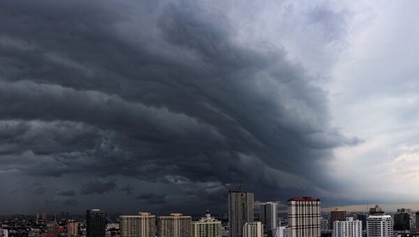 Nuvens escuras sobre cidade durante tempestade (imagem ilustrativa) - Sputnik Brasil