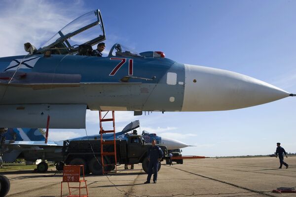 Militares preparam caça Su-33 para voos de treinamento da aviação da Frota do Norte russa na Crimeia - Sputnik Brasil