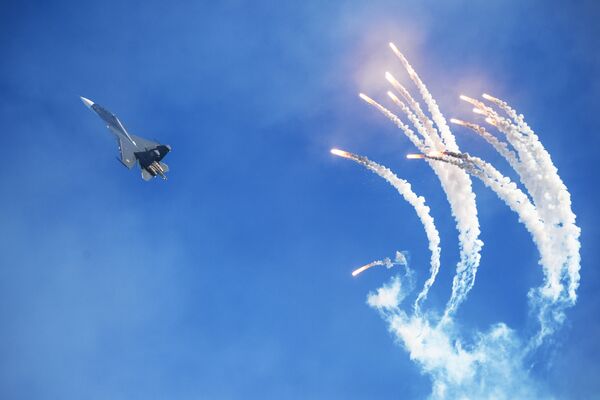 Caça Su-30 da esquadrilha de acrobacia aérea Sokoly Rossii durante uma apresentação - Sputnik Brasil