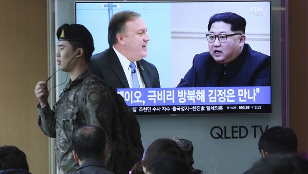 Soldado sul-coreano passando por uma TV que está mostrando fotos do Secretário de Estado dos EUA, Mike Pompeo, e do líder norte-coreano, Kim Jong-un - Sputnik Brasil